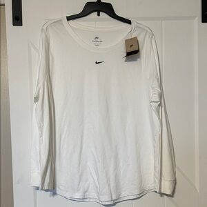 NWT Women’s Plus The Nike Tee 2X